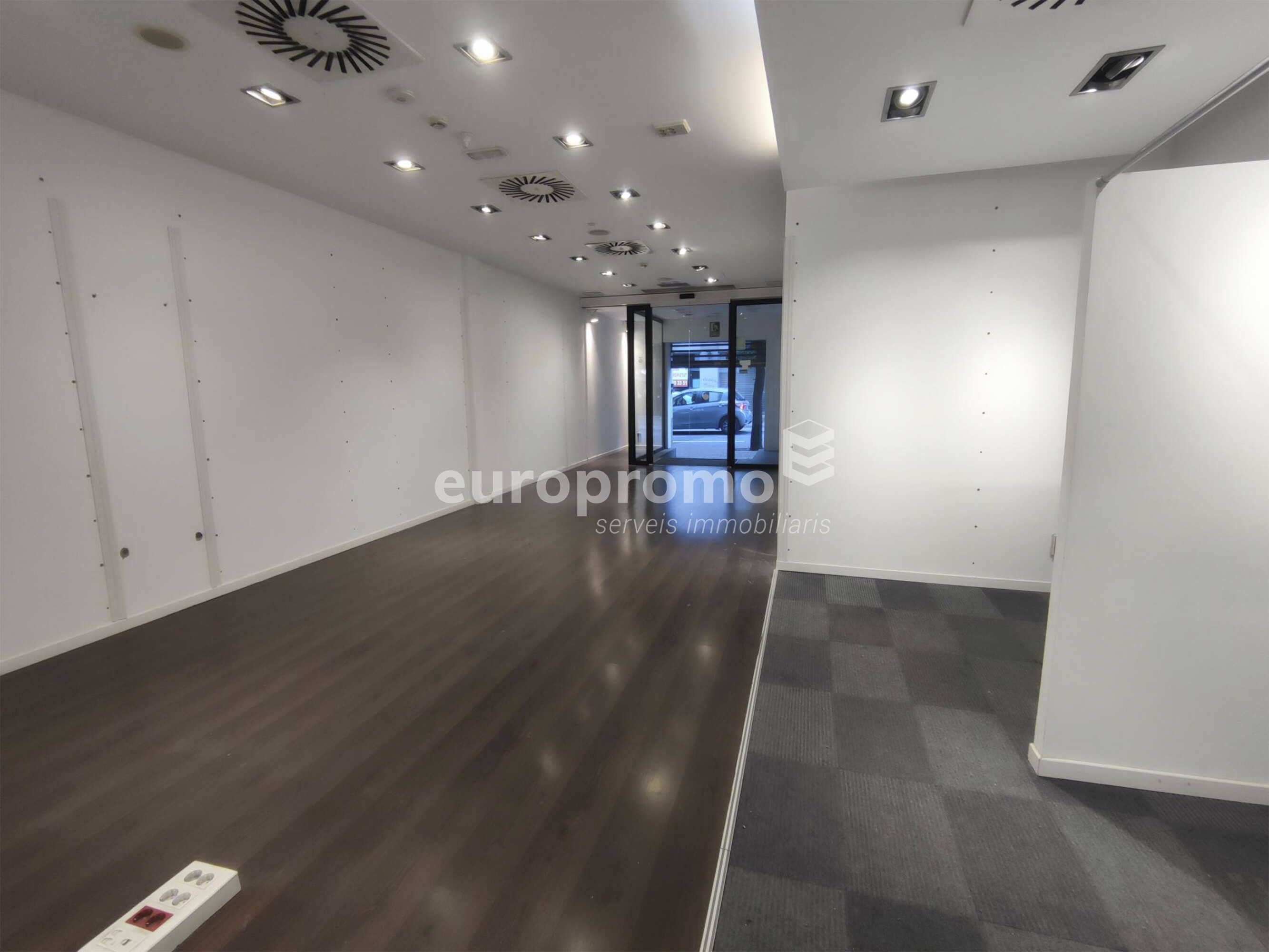 Fantástico local de 78 m² situado a primera línea y mejor zona comercial de la ciudad! 